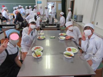 ゆで野菜とベーコンまきをつくった6年生