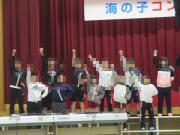 体育館で3年生が合唱する様子