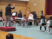 体育館で5年生と6年生が合奏する様子