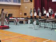 体育館で5年生と6年生が合唱する様子