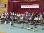 体育館で児童たちが全員合唱する様子