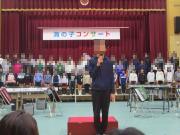 体育館で児童が閉会の挨拶をする様子