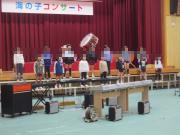 体育館で1年生と2年生が合唱する様子