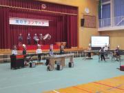 体育館で1年生と2年生が合奏する別の様子