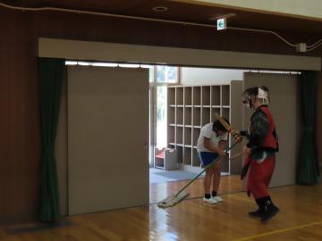 掃除をしていたらハナタカに叩かれた児童