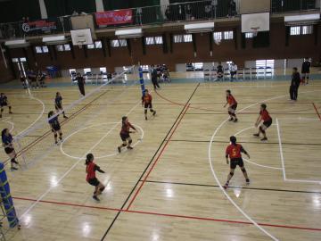 選手がレシーブする様子