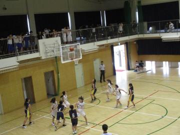 選手がシュートする様子