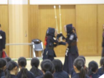 選手が決勝戦で戦う様子