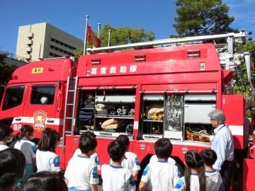 消防車を間近で見学しているところ
