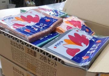 段ボールいっぱいに入ったお花紙の写真