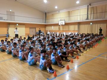 芸術鑑賞会で集合している4年生・5年生・6年生