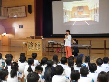 パイプオルガンの説明を聞いているところ