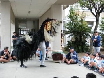 校内で獅子舞が踊る様子（中之丁）