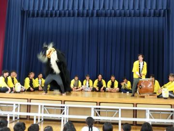 校内で獅子舞が踊る様子（西之丁）