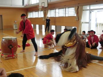 校内で獅子舞が踊る様子（宮本丁）