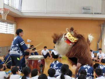 校内で獅子舞が踊る様子（東之丁）
