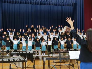 体をいっぱい使って音楽を表現している1年生