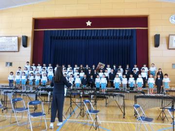 音楽会用の舞台に美しく並んで練習をがんばった2年生