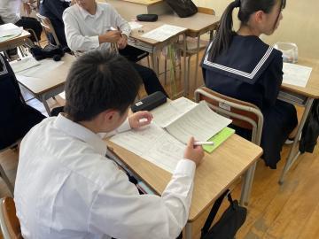 生徒が履歴書を作成しているようす