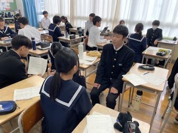 生徒が面接練習をしているようす