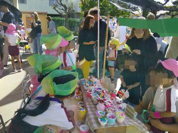 お店屋さんを楽しんでいる様子