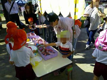 お店屋さんごっこを楽しんでいる様子