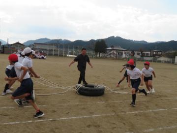タイヤ引きを終えてもどるようす