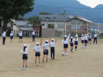 中学年のダンス練習のようすその1