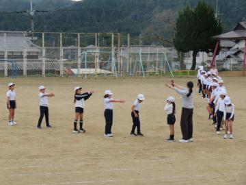 中学年が隊形を確認するようす