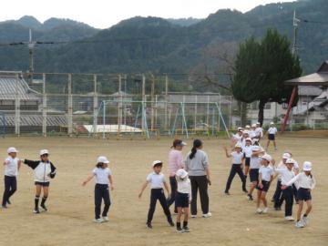 中学年がダンスを練習するようすその2