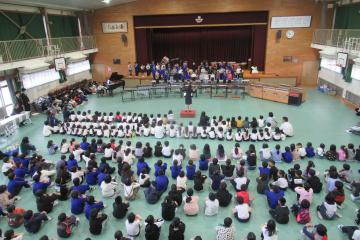 1年生が歌を歌っている様子