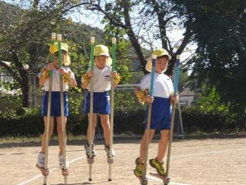 園庭で竹馬の挑戦する年長児の姿