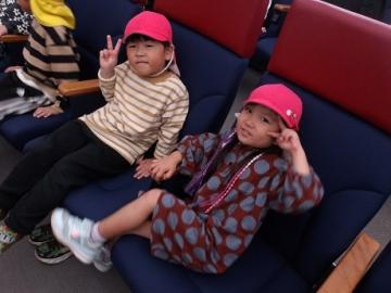 プラネタリウムの席に座ってワクワクしている様子