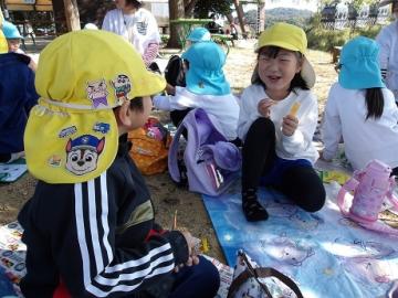 園内で幼児がお弁当の後おやつを食べる様子
