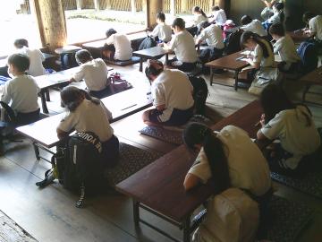 4年生の子どもたちが、写経をしている様子