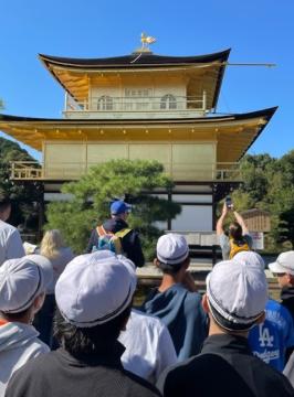 6年生の子どもたちが金閣寺をみている様子