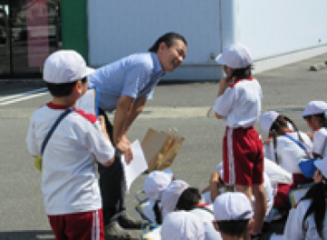 局長に質問する児童の写真