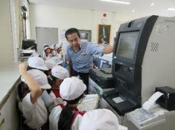 特別な機械を見せていただいている様子