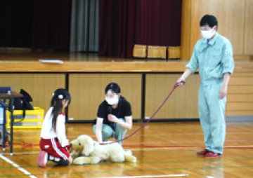 いのちの教室講師と児童の写真