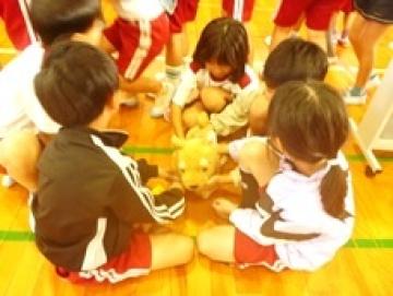 グループでいのちに触れ合う様子