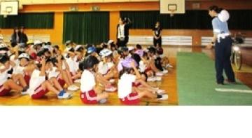 警察官の話を聞く様子