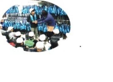 カヌーに乗るためベストを着る様子