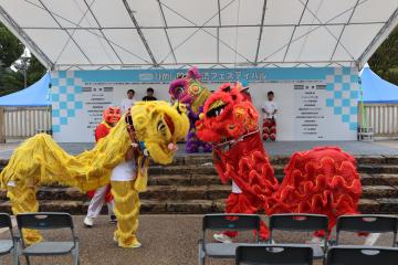 ムーランの演技中です