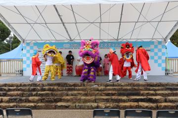 3体の獅子が舞っています