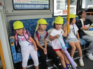 路線バスに乗っている様子