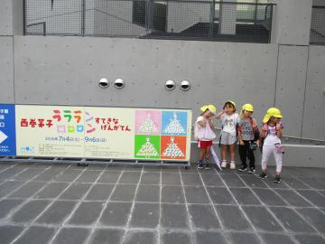文学館前で写真撮影をしている様子