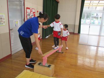 平均台に挑戦している様子