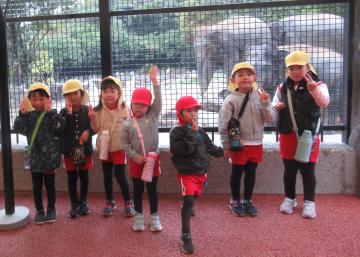 ゾウと写真を撮っている様子