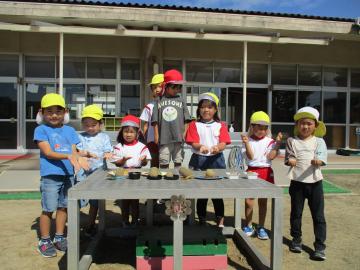 お月見会で団子を作り、披露している様子