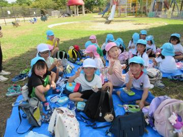 公園でみんなでご飯を食べたよ